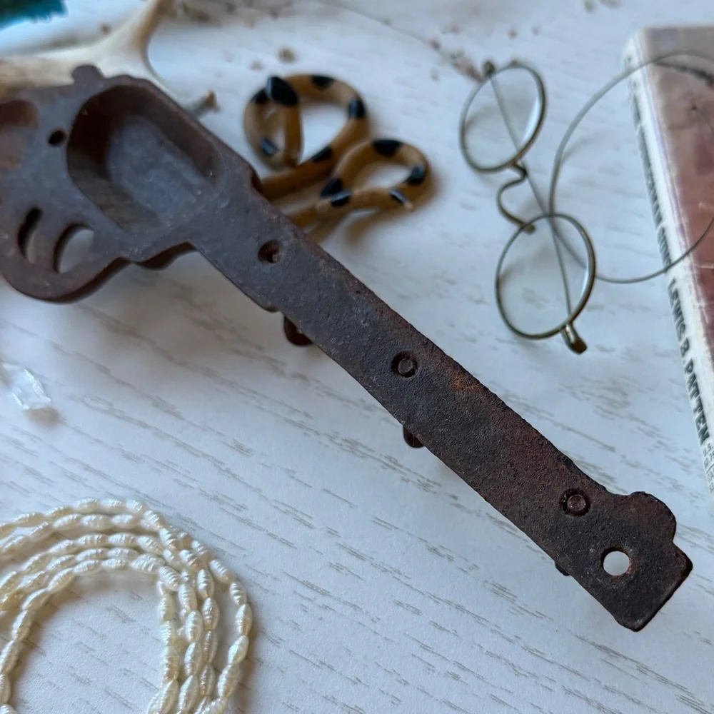 Vintage Rusty Patina Cowboy Gun Wall Hooks Decor